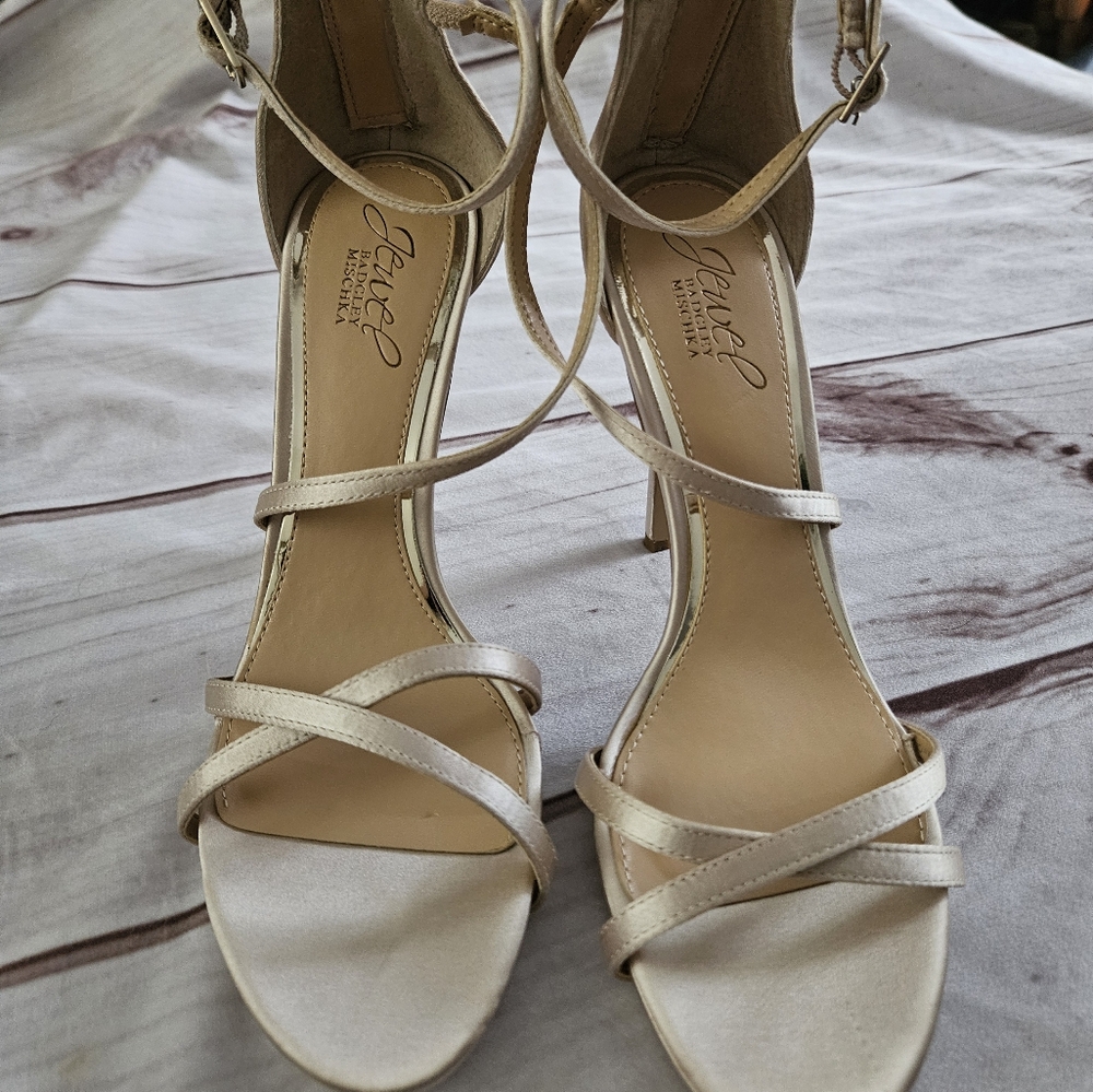 Badgley Mischka Jewel Sandals Heels  Galen Champagne Satin SZ 7 NWOT - Picture 3 of 8